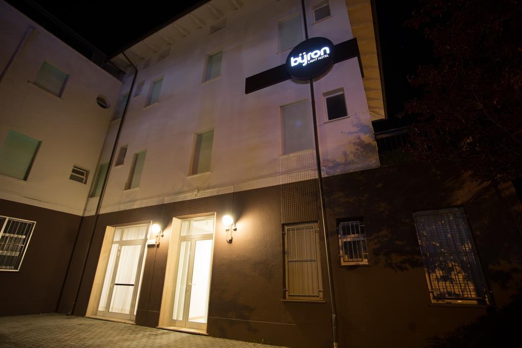 Hotel Byron Solo Per Giovani Riccione Exterior foto